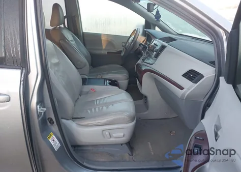 2013 Toyota Sienna Xle V6 8 Passenger z USA, uszkodzony, nr VIN 5TDYK3DC1DS320384